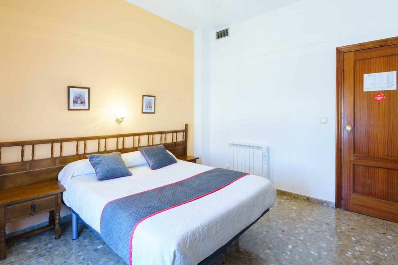 Hotel Restaurante Moya Монестерио Екстериор снимка