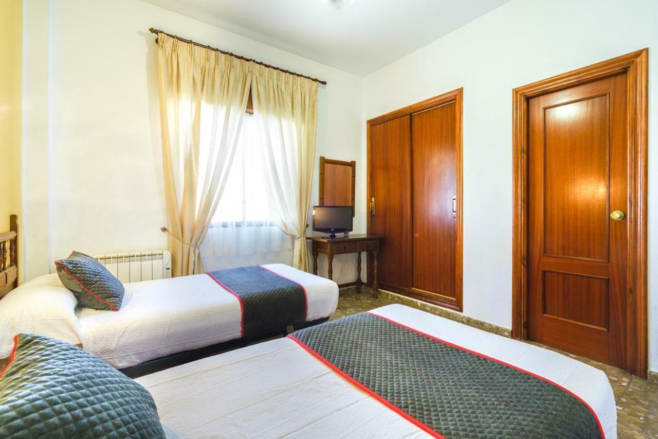 Hotel Restaurante Moya Монестерио Екстериор снимка