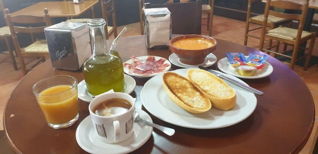 Hotel Restaurante Moya Монестерио Екстериор снимка