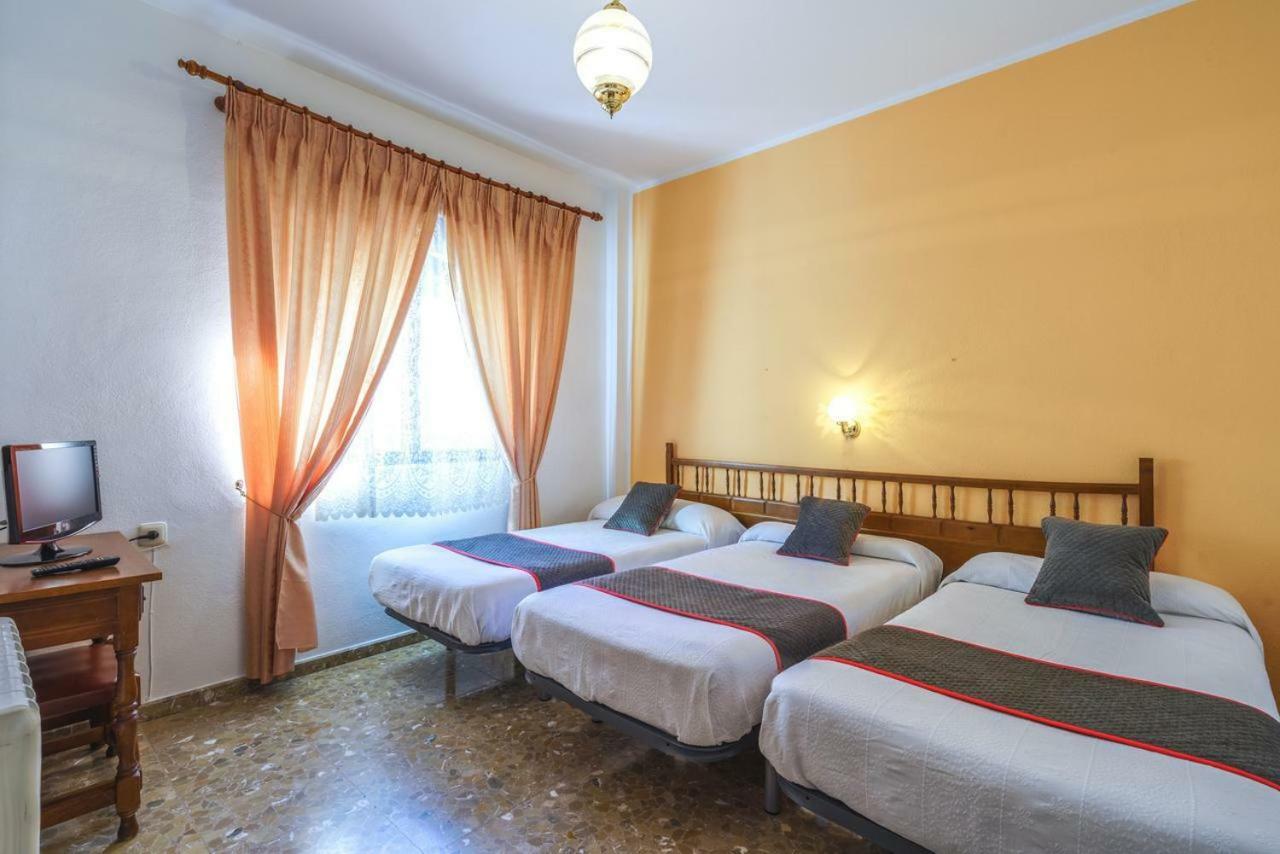 Hotel Restaurante Moya Монестерио Екстериор снимка